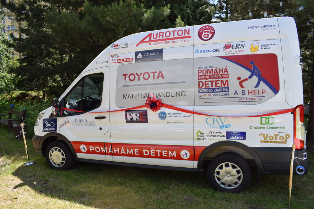 Minibus AB Help s logy sponzorů pomáhající dětem v dětských domovech a Klokáncích